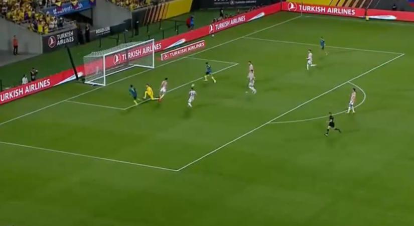 Öt méterre az üres kaputól rúgott gólhelyzetben csúnya luftot Luis Suárez