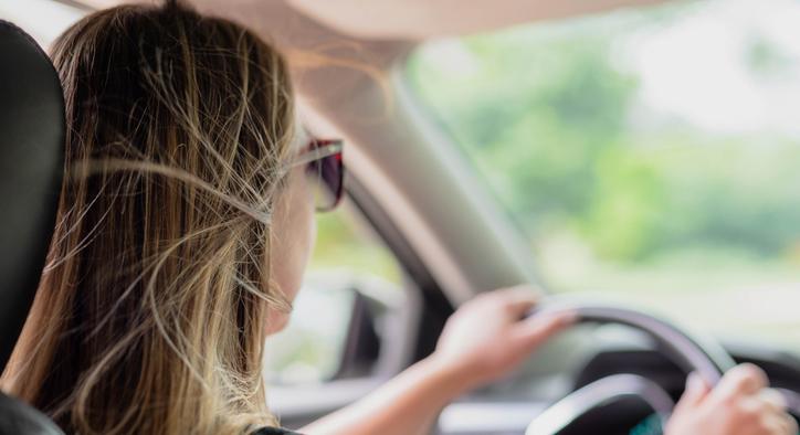 „Tényleg ennyire hülyének néz?” – kiosztotta a bíró a vezetés közben beszélő nőt