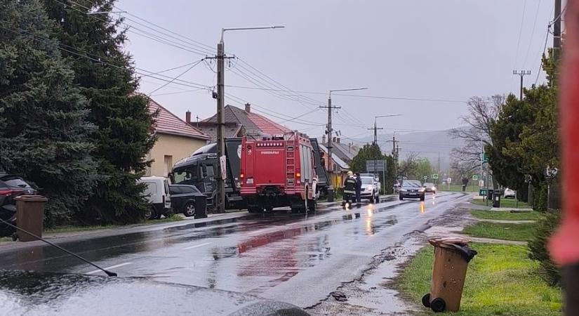 Árokba csúszott egy teherautó Táton