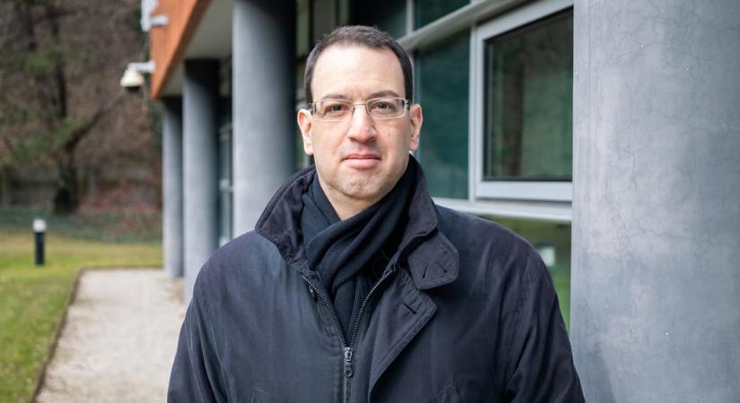 „Ha hivatalból nem látják, akkor mi leírjuk nekik” – feljelentést tesz a Transparency Szabó Bence állításai nyomán