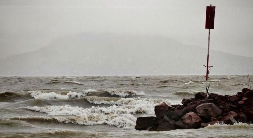 Az orkán erejű szél kifújja a vizet a Balaton medréből - videó
