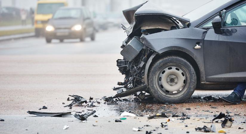 Hatalmas baleset a 4-esen: szalagkorlátnak csapódott egy autó Szolnoknál