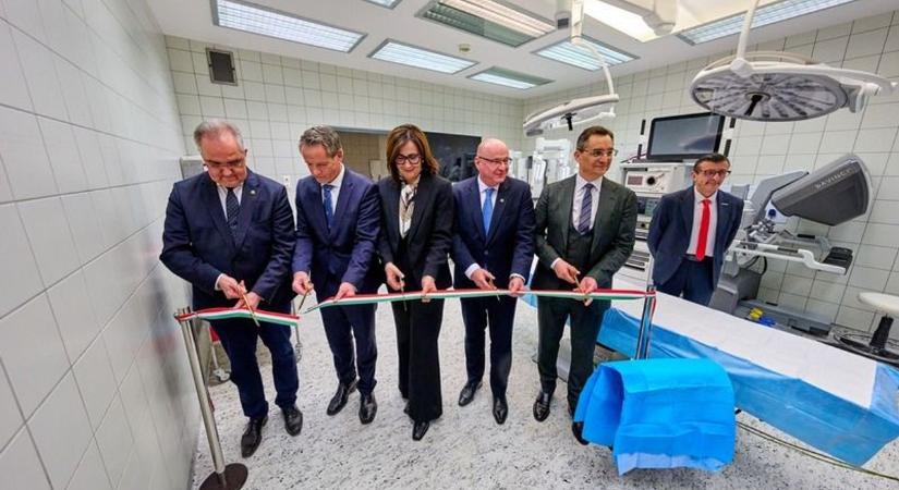 A jövő már itt van velünk: robotsebészeti rendszerrel bővült a debreceni klinika! - fotókkal!
