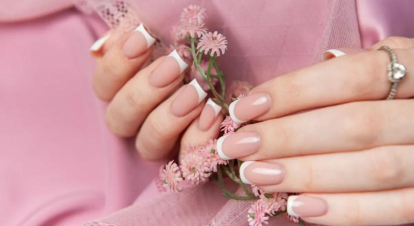 A francia köröm most a virágkorát éli – A szakértő szerint így viseld igazán stílusosan 40 felett