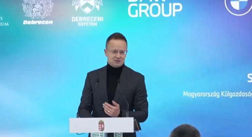 Szijjártó ma Debrecenben igyekezett összeugrasztani a vidékieket a fővárosiakkal