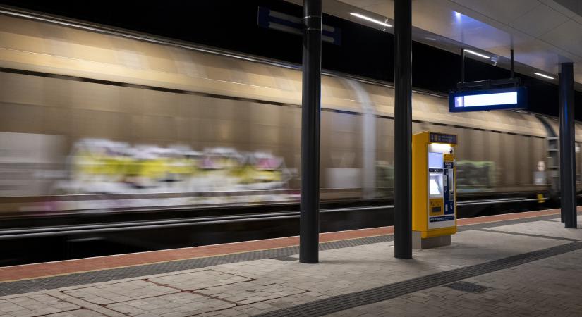 Hatalmas fa zuhant a vasúti pályára: teljesen megbénult a forgalom egy kiemelt szakaszon