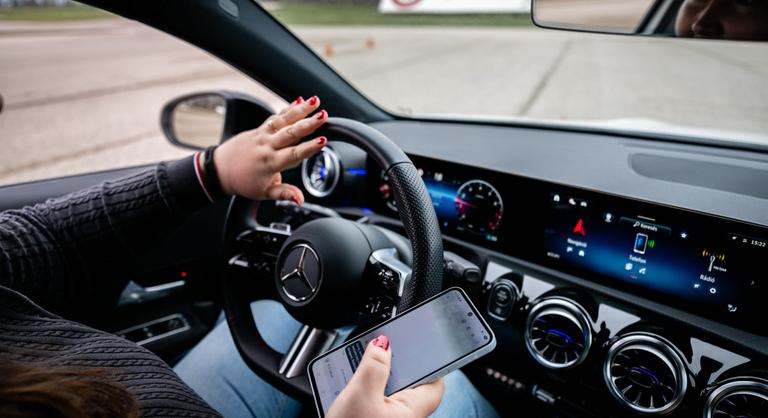 A legtöbben csinálják vezetés közben, pedig az életünkkel fizethetünk érte