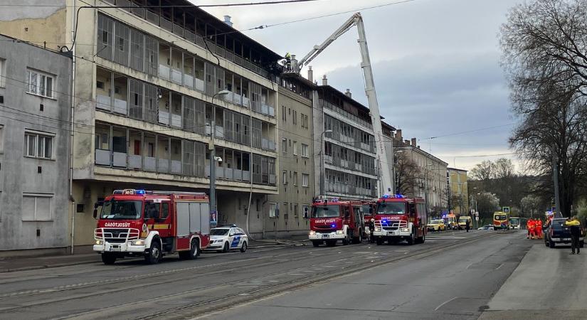 Tűz van a Selyemréti Strandfürdőnél – 5 tűzoltóautóval oltják a hatalmas lángokat