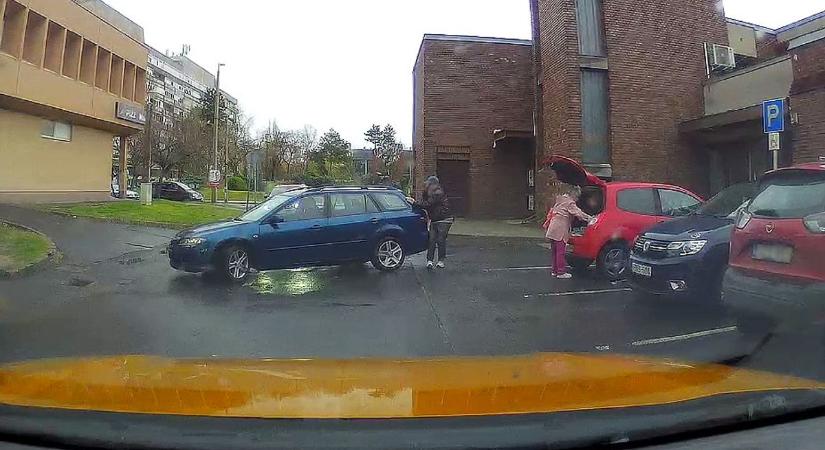Kamera rögzítette ahogy egy autó és egy gyalogos ütközött a parkolóban (videó)