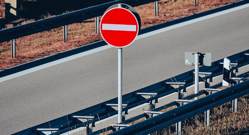KRESZ: sokan benézik ezt a táblát Budapesten, bírság lehet a vége