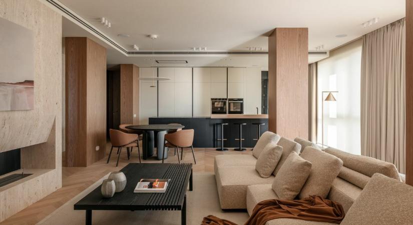 Modern családi otthon természetes anyagokkal, földszínekkel és finom eleganciával