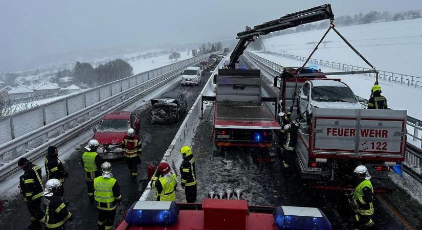 Burgenlandot is letarolta Deborah: repültek a háztetők, havazott, tömegbaleset is történt - fotók