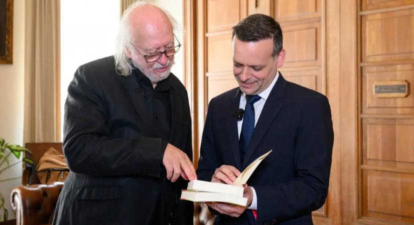 Krasznahorkai átvette a díjat, amit neki alapítottak Athénban