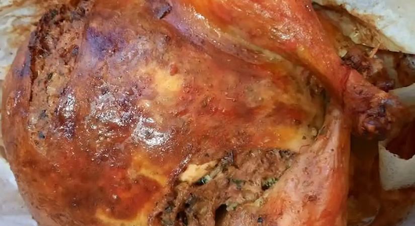 Nagymamám trükkje: így lesz igazán szaftos és ropogós az egészben sült, töltött csirke