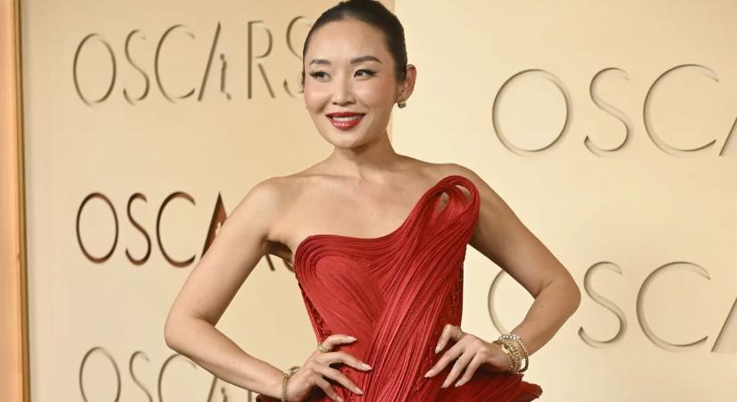 A kínai származású filmsztár, Li Jun Li szépsége több, mint egzotikus – mutatjuk a végtelen dekoltázsokat felvonultató képeit