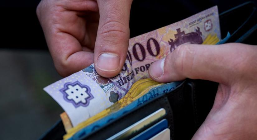 Visszaütötték a forintot a 390-es szintre