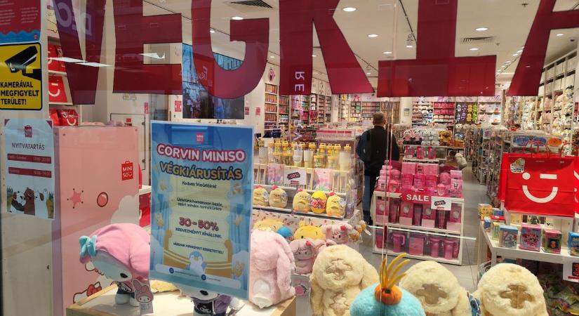 Végkiárusítás a magyar üzletláncnál, kiszórják a bolt készletét