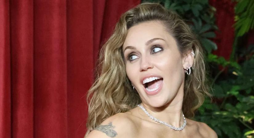 Miley Cyrus pajzán üzenetet rejtett el a Hannah Montana különkiadásban