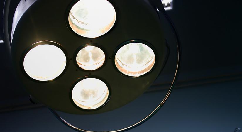 Korrupt boncmesterek: egy Pest vármegyei kórházban 600 esetben fogadtak el kenőpénzt