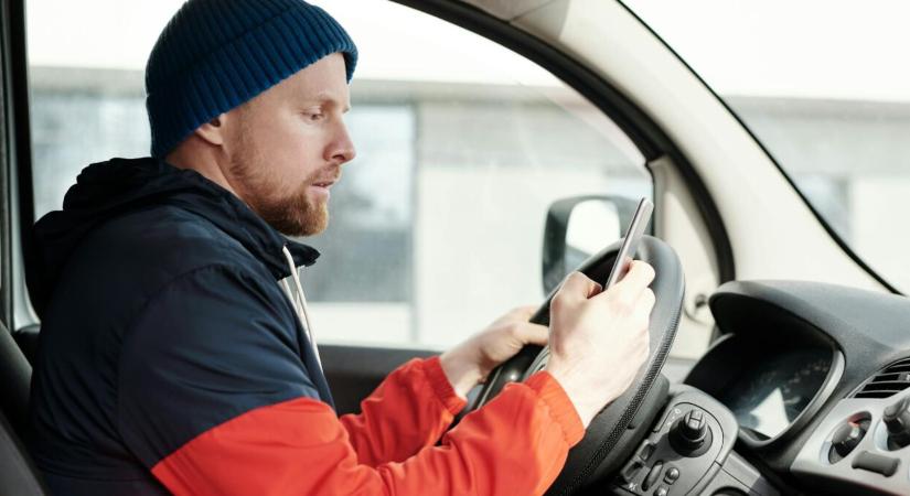 14 métert megy az autód, miközben egy másodpercre a mobilodra nézel a városban