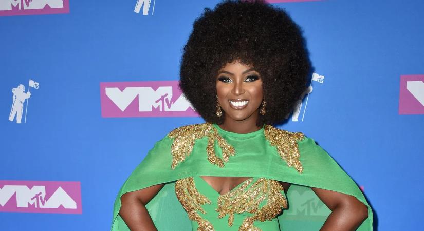 Amara La Negra egy igazi karibi végzet asszonya – hatalmas melleinél csak afro frizurája feltűnőbb