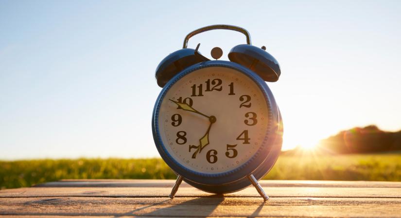 Jön az óraátállítás: minden megváltozik Magyarországon vasárnaptól