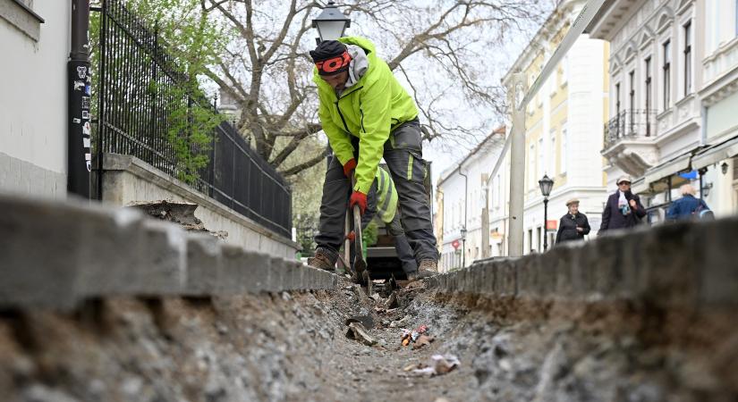 Megkezdődött a sétálóutca csapadékvíz-elvezető rendszerének felújítása Egerben