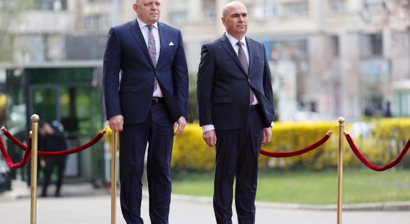 Kéréssel fordult Robert Fico a román kormányfőhöz