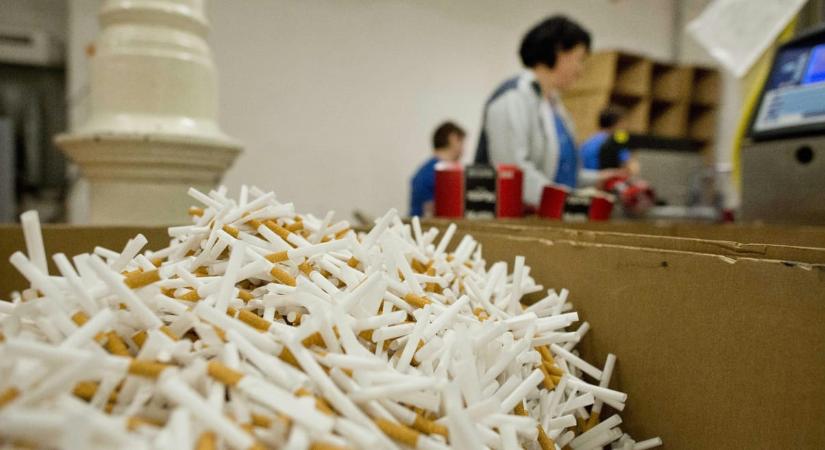 Szijjártóék jól megtolták Lázár földijének dohánygyárát