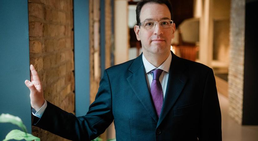 Feljelentést tesz a Transparency International, amiért az ügyészség nem hajlandó nyomozni Szabó Bence állításai nyomán