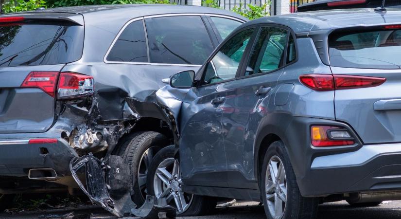 Két autó ütközött Dunaújvárosban