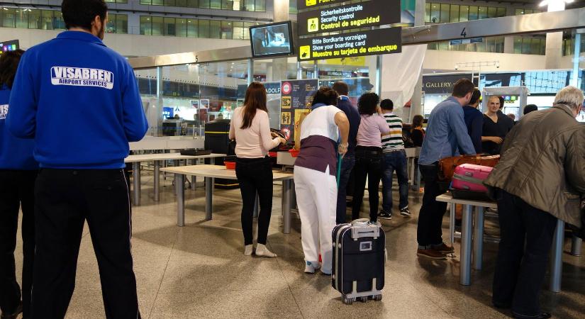 Ezentúl bárkit megalázhatnak a repülőtéren büntetlenül, új adót vezettek be, aminek már a neve is gusztustalan