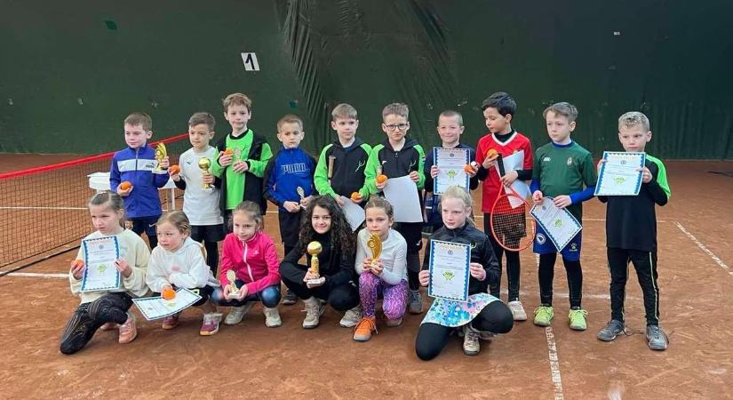 Megtöltötték a teniszpályákat a fiatal tehetségek Siófokon