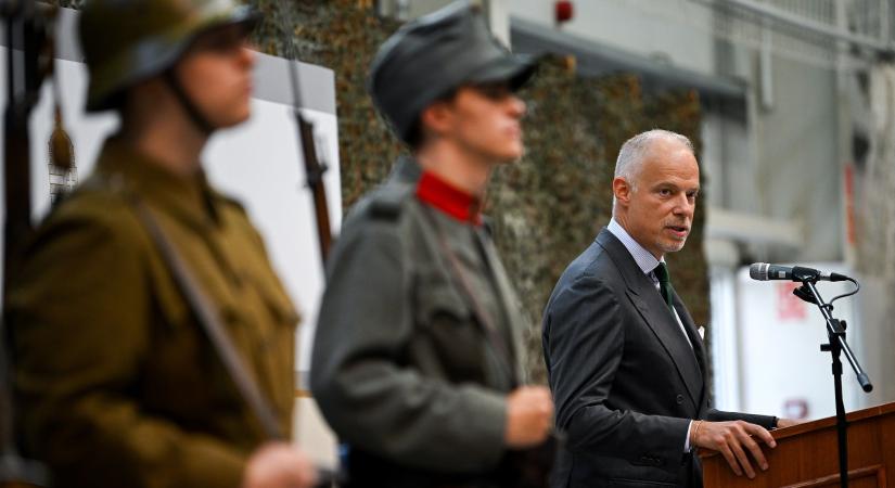 Plusz pénzt kapnak a debreceni középiskola oktatói