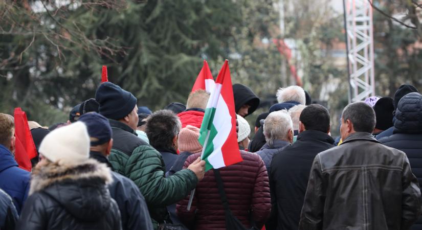 Gyülekezik a tömeg a legfontosabb országjáráson! - Fotó