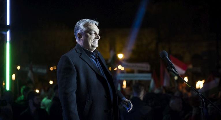 Az igazgató nem engedélyezte, Orbán gyűlését mégis a katolikus iskolából fotózták