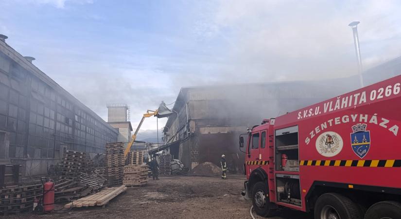 Fafeldolgozó gyulladt ki Szentegyházán, több egység vonult a helyszínre