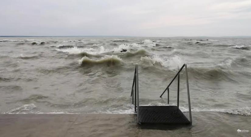 Brutális viharzóna tart több vármegyébe, a Balatonnál kezdődött, de mindenkihez elér a pusztító időjárás