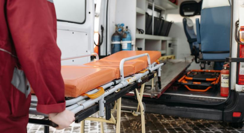 Áll a bál: beteggel és mentőápolóval együtt loptak el egy mentőautót