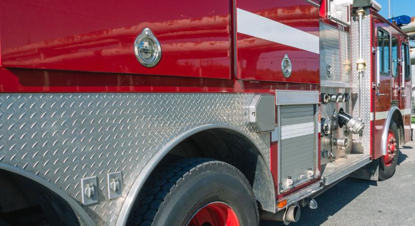 Két autó ütközött Kecskeméten, itt dolgoznak a tűzoltók