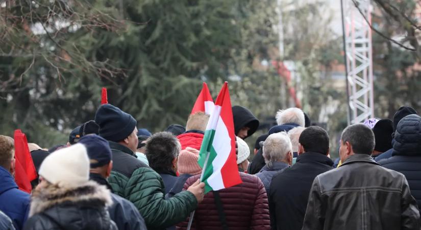 Itt vannak az első fotók: gyűlik a tömeg Veszprémben