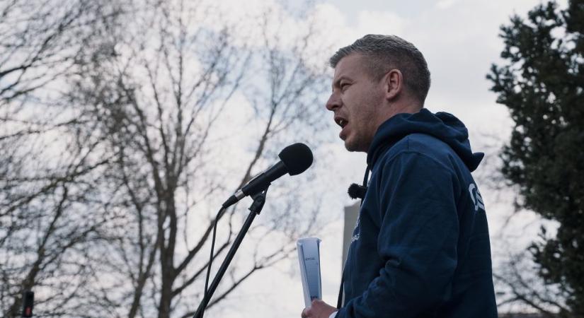 Magyar Péter: Pintér Sándor árulózik, ahelyett, hogy megvédené a rendőrét és házkutatást tartana a Fidesz-székházban