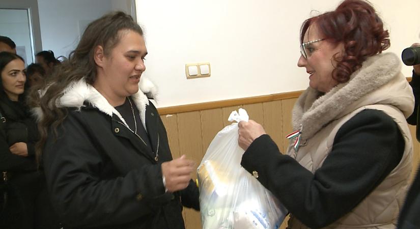 Pacon osztottak tartósélelmiszer-csomagokat a rászorulóknak Húsvét közeledtével