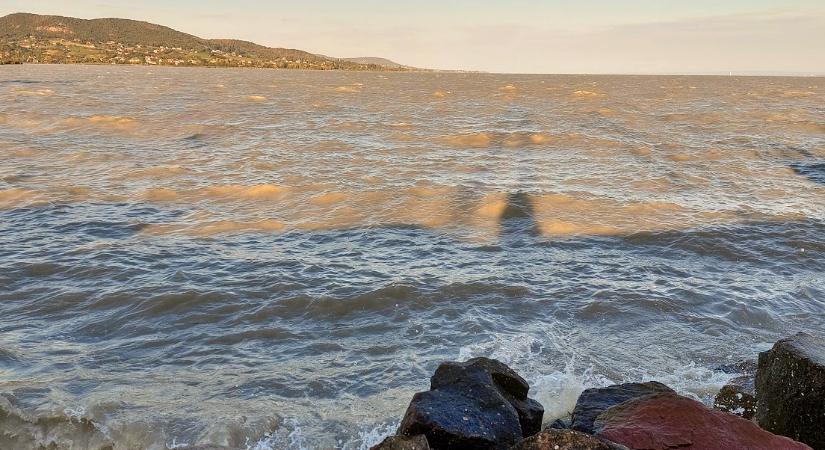 A Balatonnál óránkénti 106 kilométeres szelet mértek