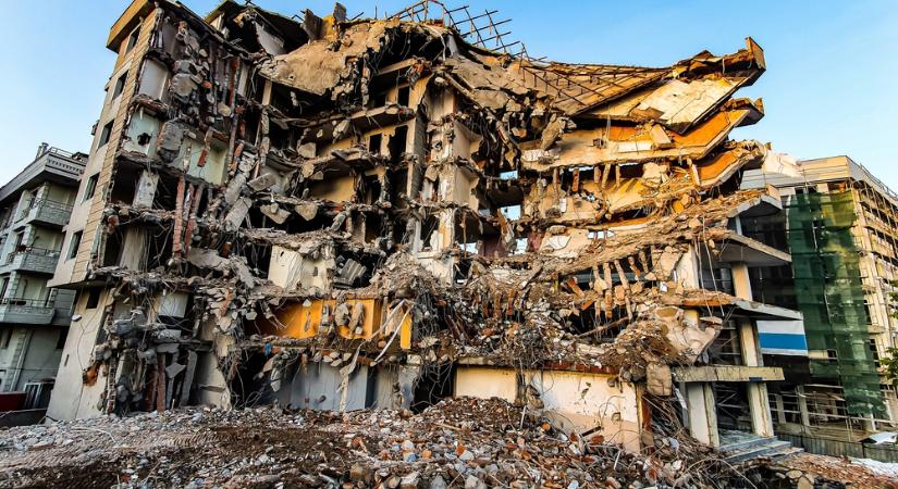 Élve temette el a háború – egy anya halálsikolya: „a lányom a romok alatt van!”