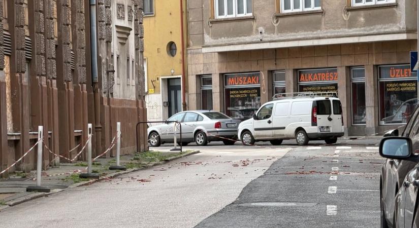 Életveszély Szombathely belvárosában! Hullanak a cserepek a Savaria Szálló tetejéről - fotók