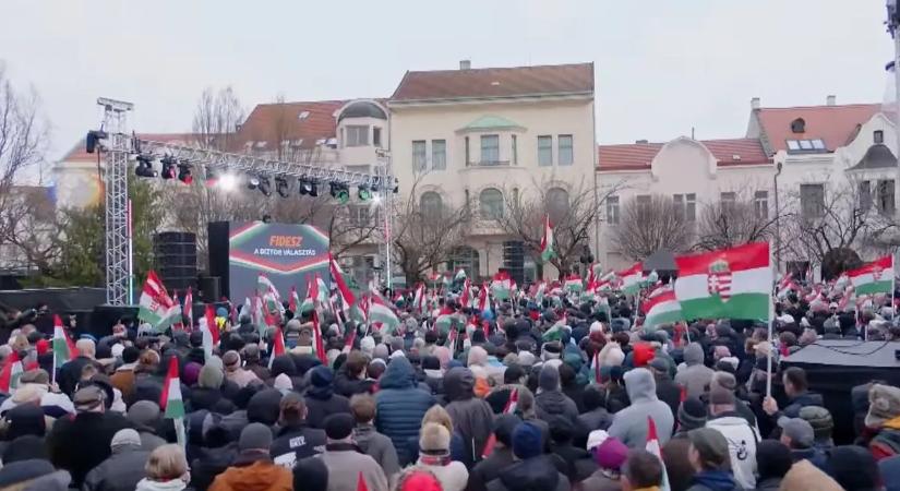 Hatalmas tömeg gyűlt össze: így várják Orbán Viktort Veszprémben - Fotó