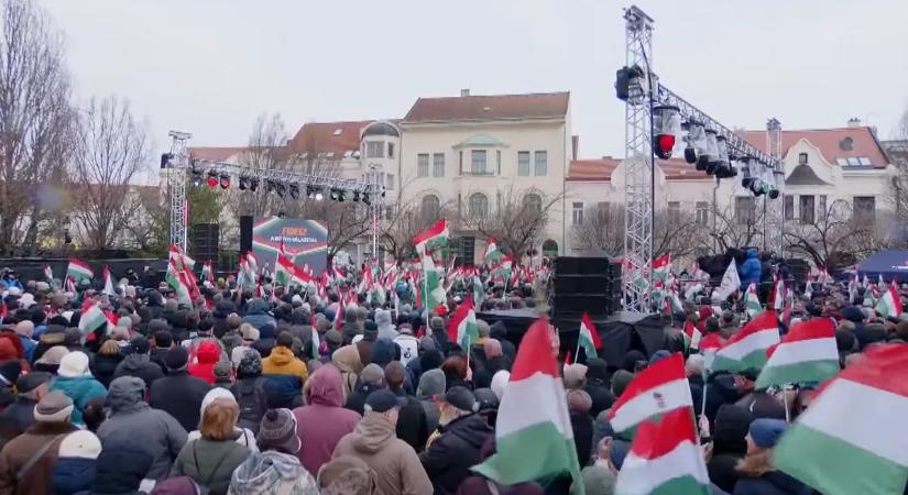 Lengenek a magyar zászlók: fotókon a veszprémi békemenet