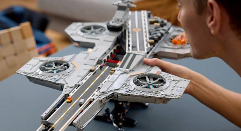Itt vannak az első képek a LEGO masszív, 3000 elemből álló S.H.I.E.L.D. Hellcarrier szettjéről, amiért hatszámjegyű összeget kell majd kiperkálnunk