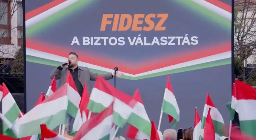 Orbán Viktor országjárásán énekelt Gudics Máté: Veszprémben „szállt fel a szabad madár”